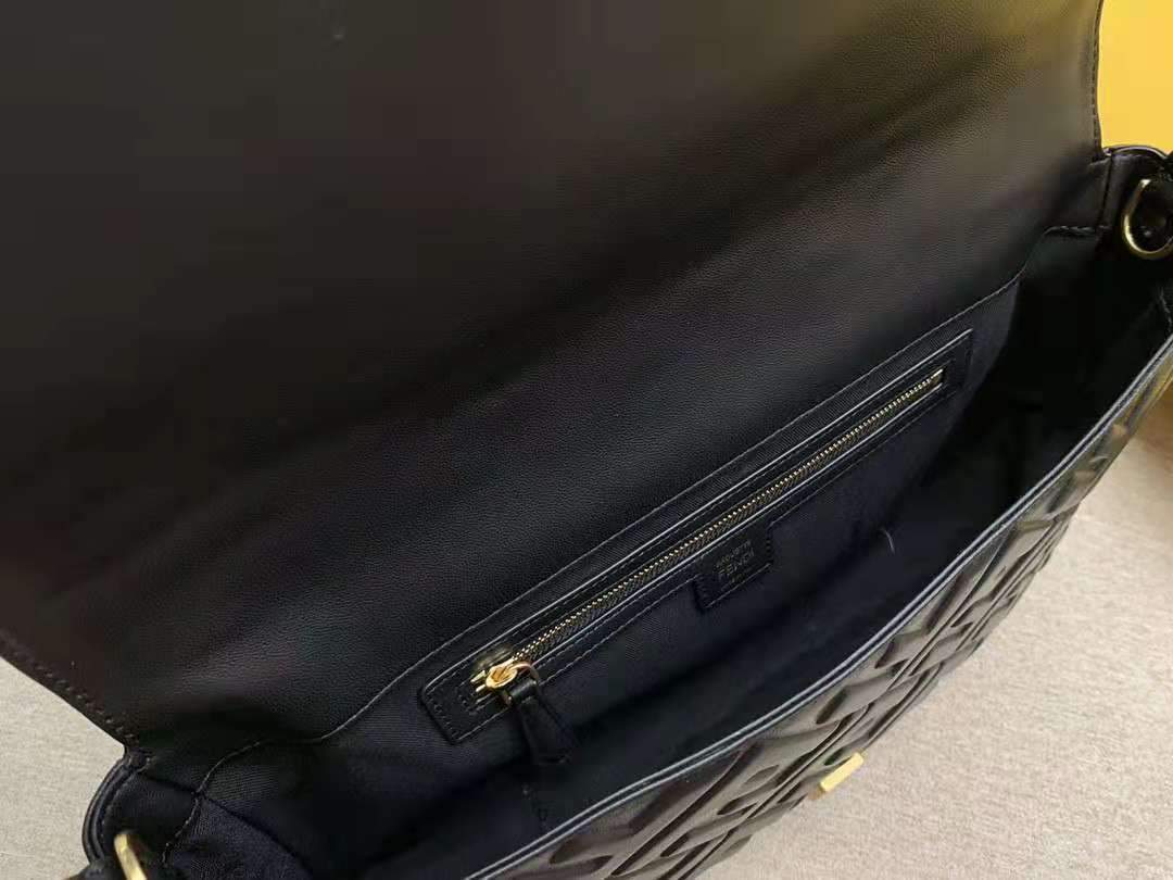 Pre-Loved FENDI BAGUETTE LARGE