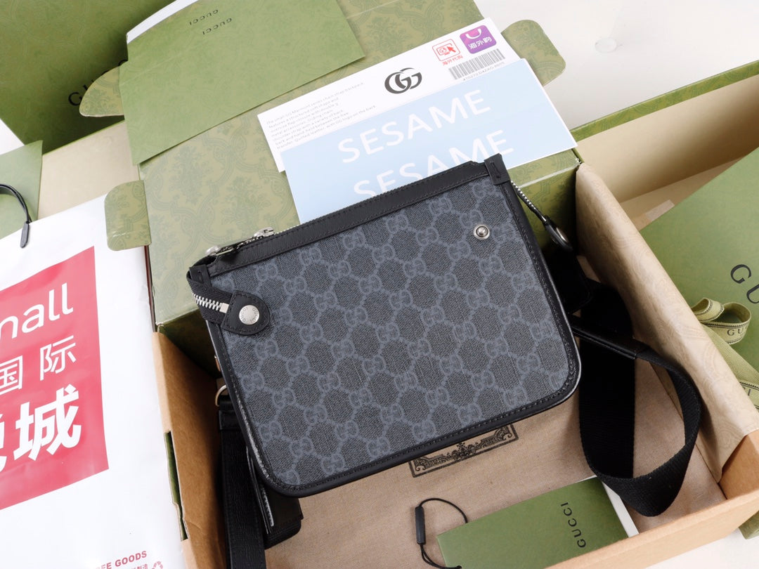 Pre-Loved GUCCI Messenger bag Black with Interlocking G