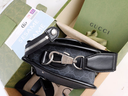 Pre-Loved GUCCI Messenger bag Black with Interlocking G