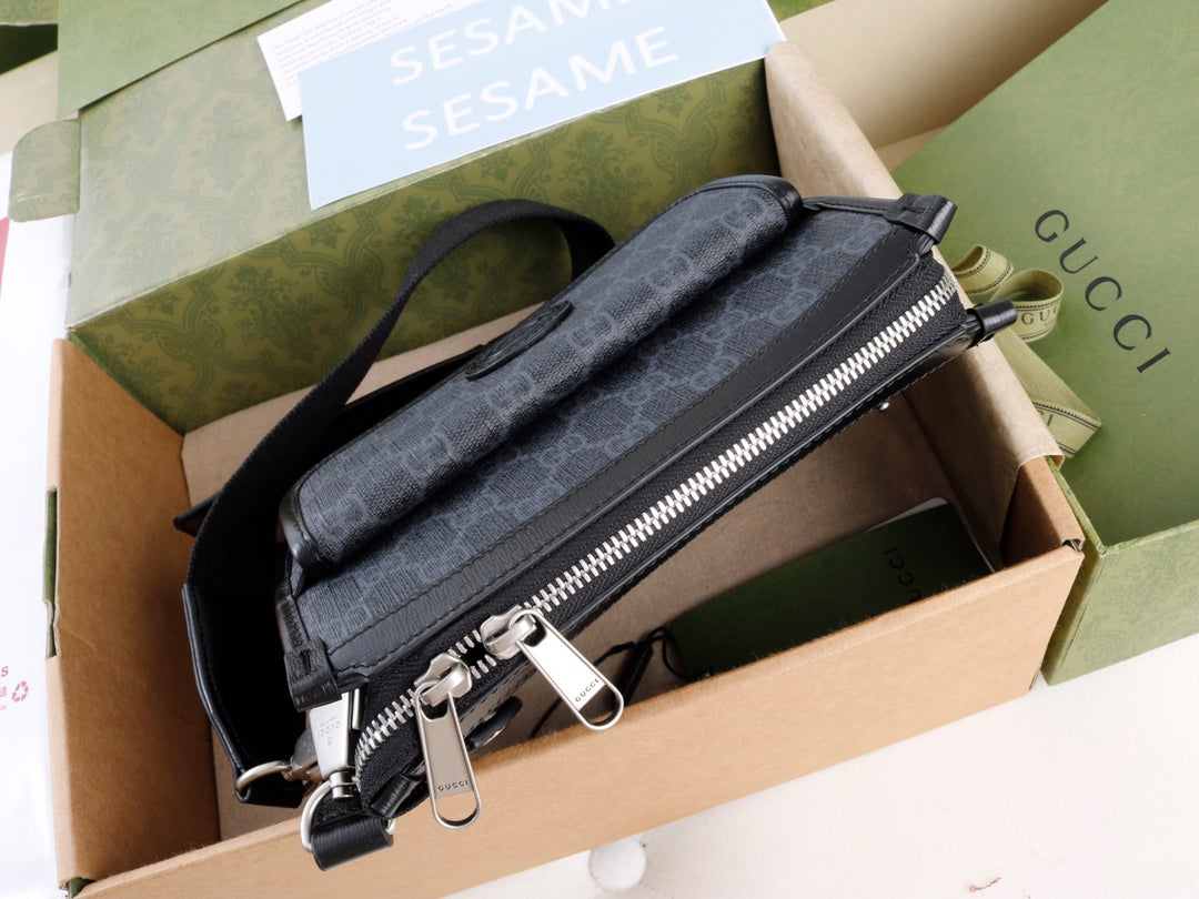Pre-Loved GUCCI Messenger bag Black with Interlocking G